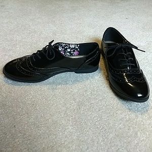Kelly & Katie Black Patent Oxfords (Like New)